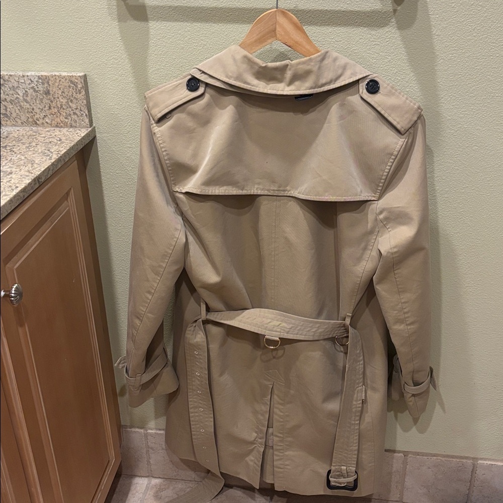 Burberry Mens Beige Trench Coat with Black Accents - Picture 10 of 14